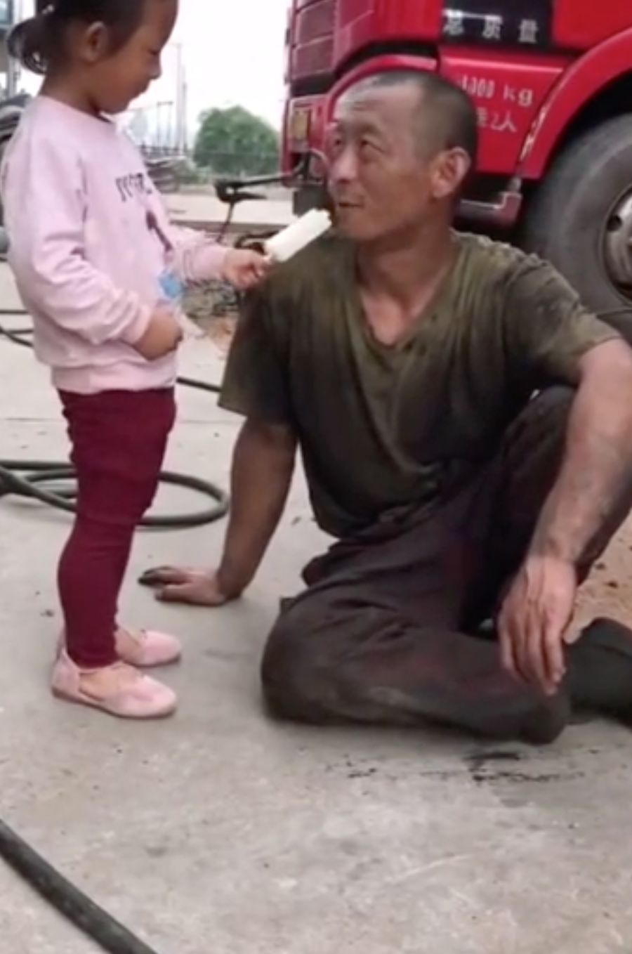 洞见时空 劳动者不“爽”，但值得致敬