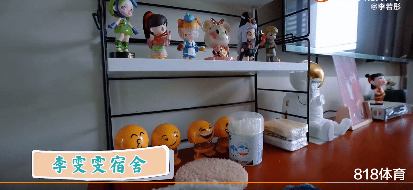 李雯雯|凡尔赛! 李雯雯将金牌赠送李若彤, 姑姑: 不行太贵重了, 雯雯: 我有好多