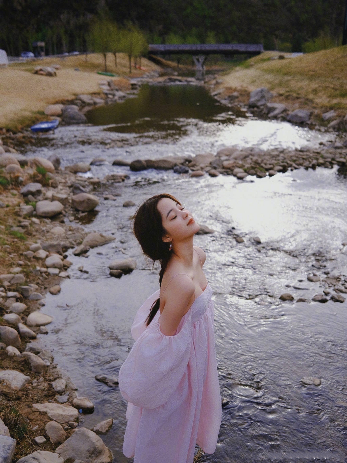 卓哥要火 欧阳娜娜穿仙女裙亮相,甜美少女感爆表,造型堪比“在逃公主”