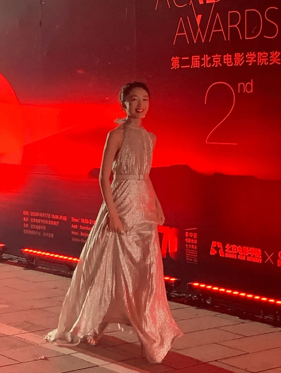 超模|北电学生走红毯:关晓彤超模感,赵薇大姐大,看张子枫:还是妹妹