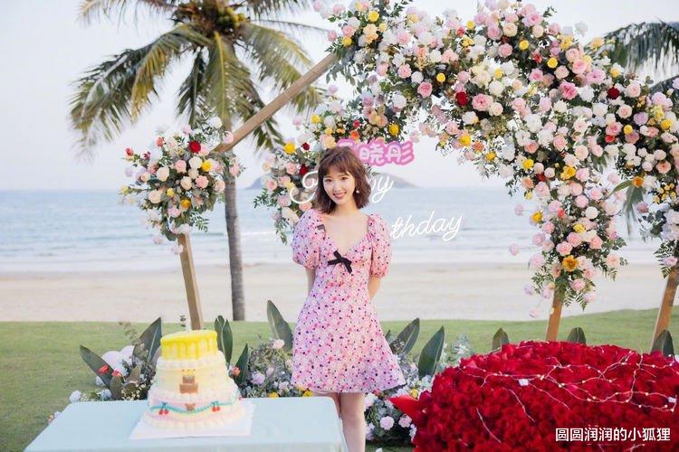 刘芮麟|毛晓彤晒海边生日照，穿花粉裙子甜美出镜，低眸浅笑幸福感满满