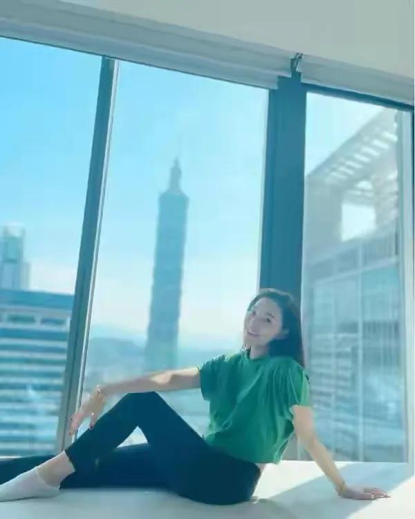 曾馨莹|富士康老板娘晒自拍！46岁戴大金镯还有少女身段，70岁郭台铭好福气呀