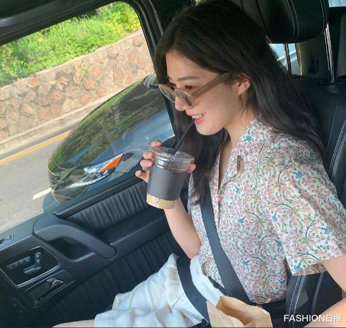 FASHION日报|韩国博主Katie有着夏天的清新自然穿搭风格 溜肩的隐藏技巧