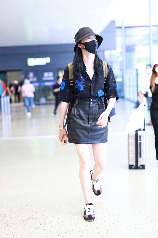 红珊瑚me|姚晨真会穿，长袖印花连衣裙配高跟凉鞋，优雅时尚又浪漫