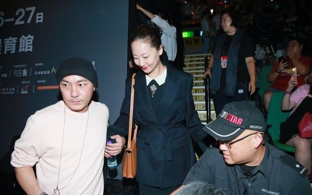 BiuFashion|张卫健妻子气质真好，穿裙装配西服端庄感十足，两人牵手秀恩爱