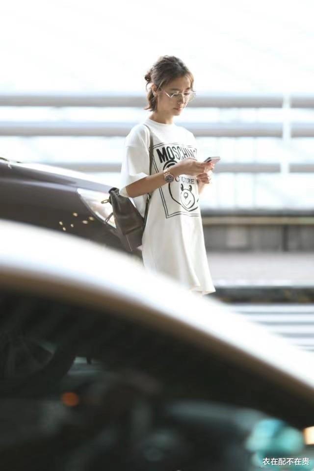 衣在配不在贵 林心如为了美真舍得破费，穿6千多的T恤走机场，看似日常却挺显瘦