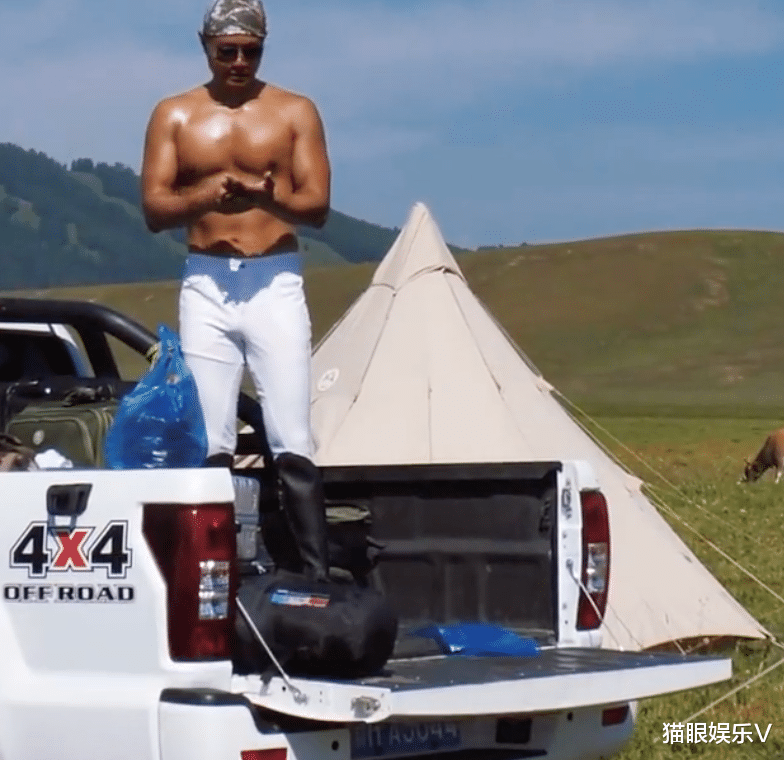 乐嘉|乐嘉晒照秀6块腹肌，惹女路人疯狂拍照，自曝要转行当健身教练？