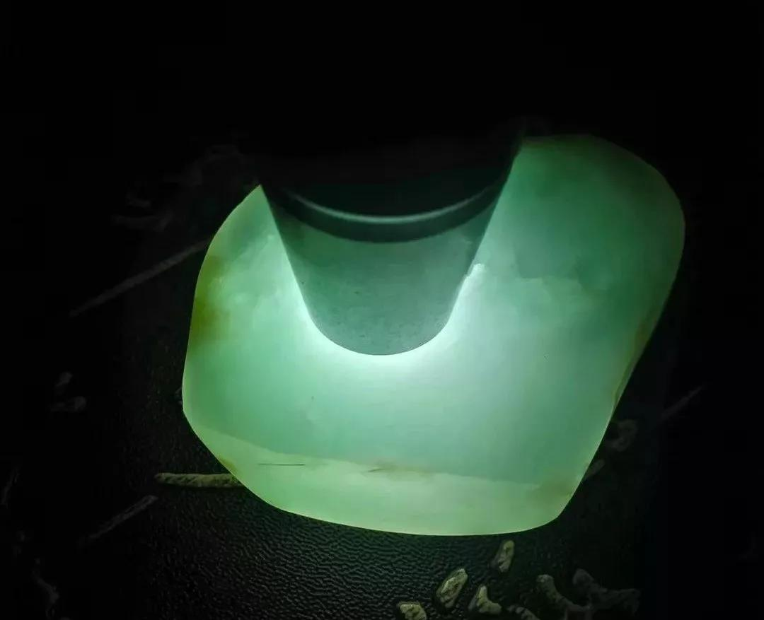 雕刻|一块冰种晴水底的翡翠片料，雕刻美观大方的持莲观音，太漂亮了