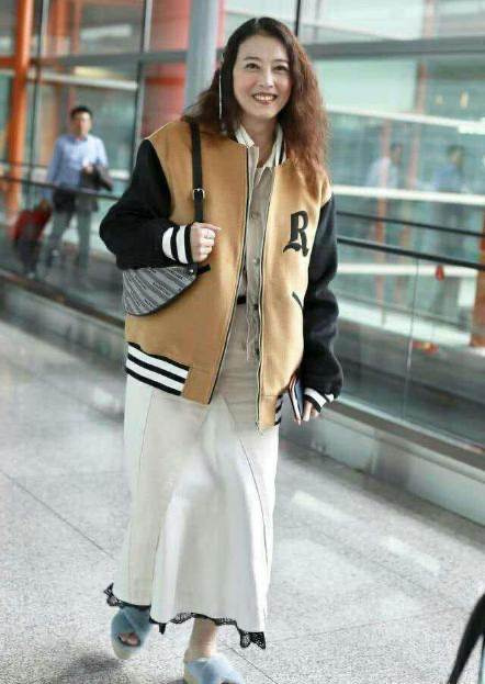 发型|55岁周海媚不服老，穿棒球服配白裙扮嫩，却被“大妈发型”拖后腿