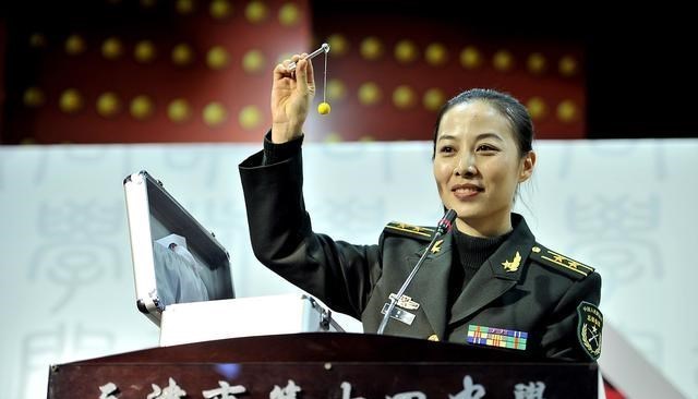 女航天员首次太空出舱,王亚平4个优势,未来有望当将军