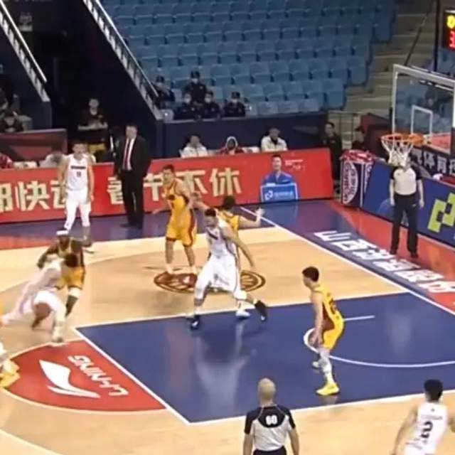 易建联|阿联邢志强险酿冲突，杜锋见状急忙启动换人，愣头青着实惹不起