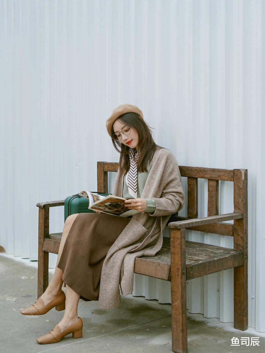 鱼司辰 30+穿衣选对不选贵！今秋试试用“针织毛衣”配半身裙，简约洋气