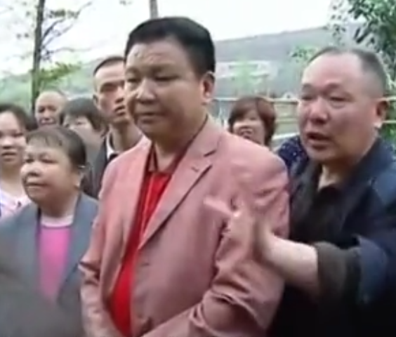八旬老太喝农药自杀,三个不孝子围观三小时,一咽气就送到火葬场