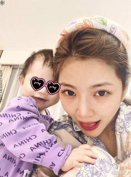 王灿|王灿晒女儿正面萌照,笑起来神似杜淳,与妈妈合影镜头感十足