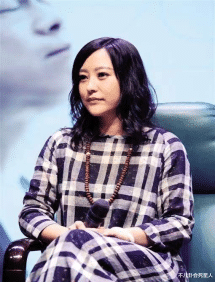 左小青|?文艺女神走性感路线，深V、短款睡衣，在红毯上一个比一个敢穿