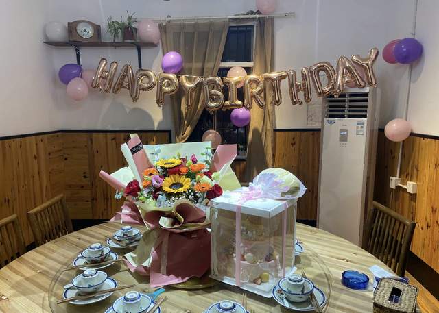 颖儿|颖儿晒照庆祝33岁生日，一家三口久违同框，脸比景甜陈妍希小？