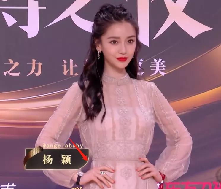 迪丽热巴|微博夜赵丽颖老气唐嫣像外星人热巴变短发女王，王一博肖战扎眼