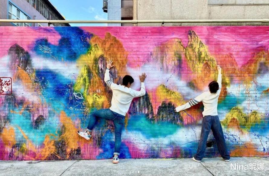 陈乔恩|陈乔恩罕见秀恩爱,穿卫衣情侣装幸福感满满,小男友正面帅似明星