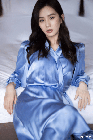 刘诗诗|刘诗诗穿蓝色太好看了!一袭蓝色丝绸连衣裙,清新淡雅气质非凡