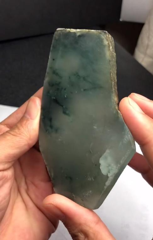 雕刻|一块丑不拉几的边角料，看看玉雕师如何变废为宝！