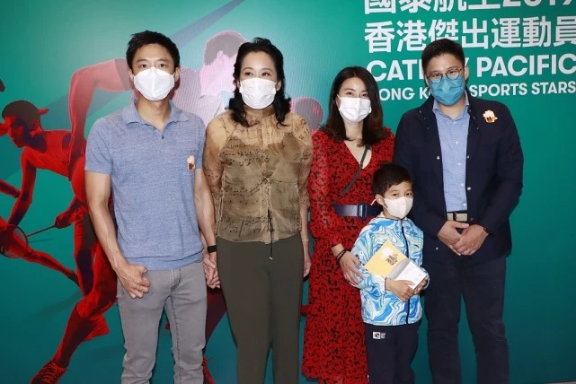 霍启刚|霍启刚三代同堂出席活动,郭晶晶紧挽老公超甜蜜,和婆婆关系很好