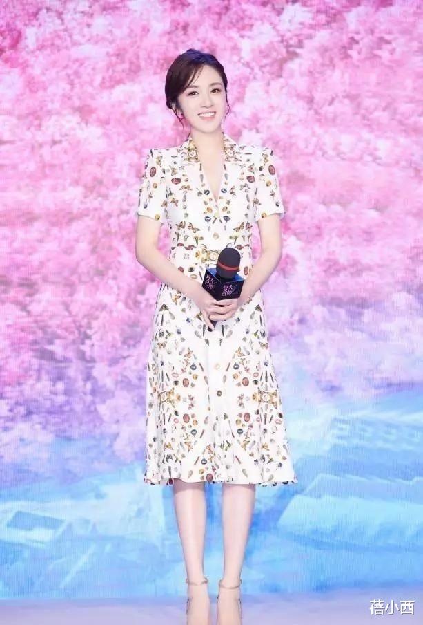 蓓小西|“王晓晨”又美出圈了，穿露肩连衣裙现“名媛式优雅”，气质惊艳