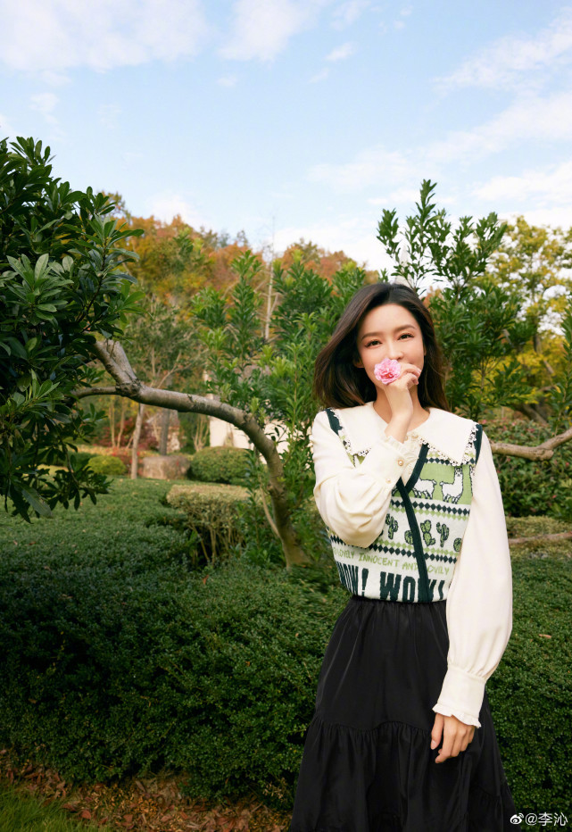 李沁|李沁晒出最新性感美照,31岁的她美丽大方妩媚,网友赞