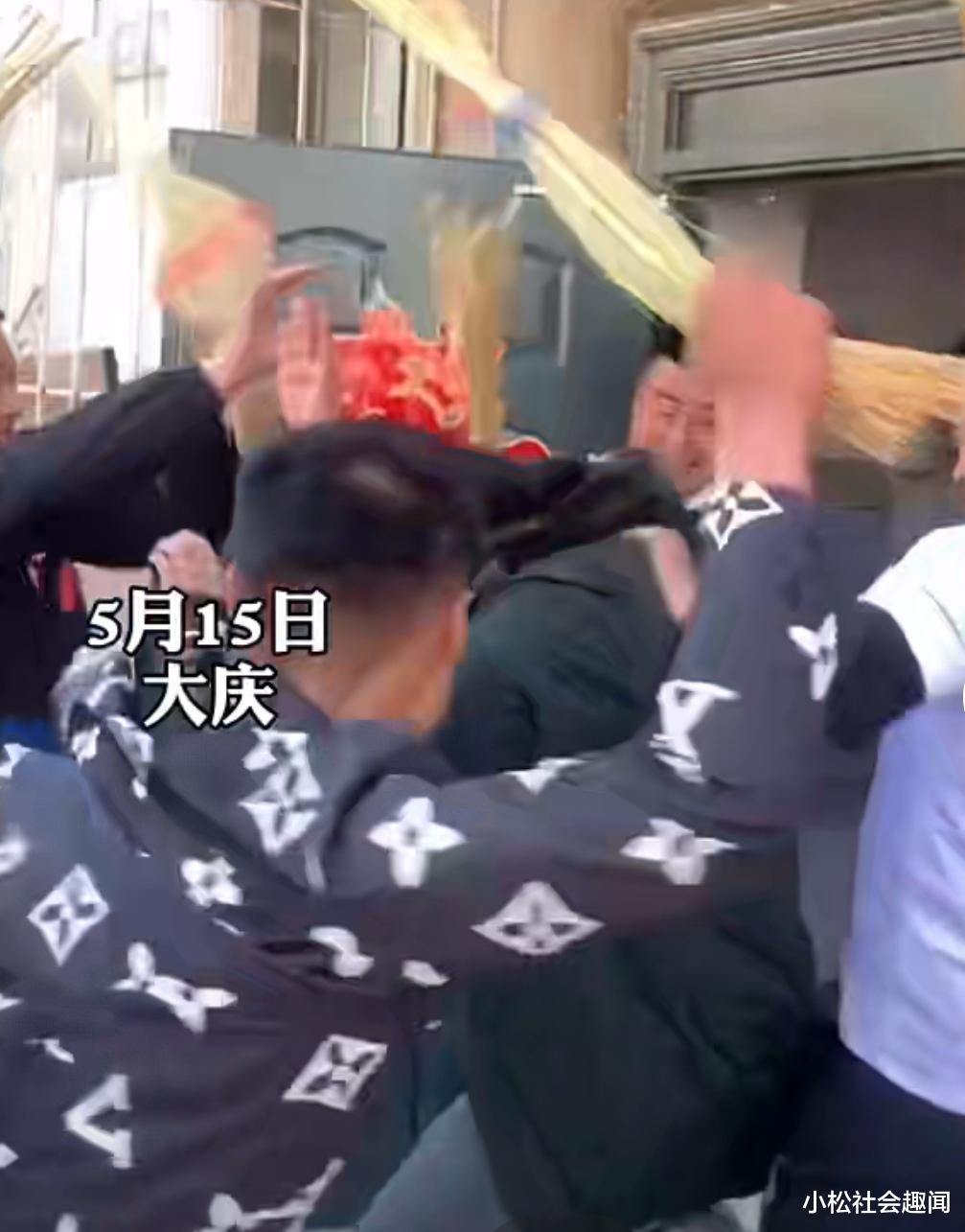 小松社会趣闻 黑龙江一男子结婚被伴郎欺负，新娘“持枪”霸气护夫：我的男人谁敢动