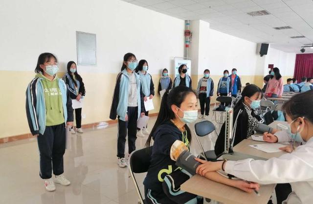 小敏家|高考体检需要“全部脱光”？现场一片混乱，把医生都给逗笑了