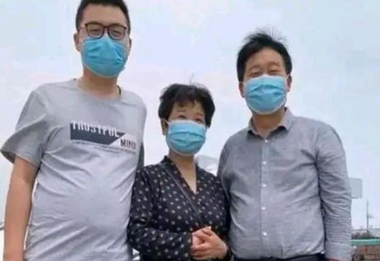 ktv|熊磊带儿子出入娱乐场所，楷楷拿话筒唱儿歌，简直是缩小版老杜