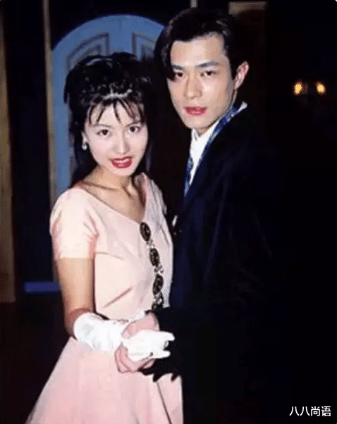 黄纪莹|“梦姑”黄纪莹参加聚会，穿着黑色卫衣五官精致，46岁状态不显老