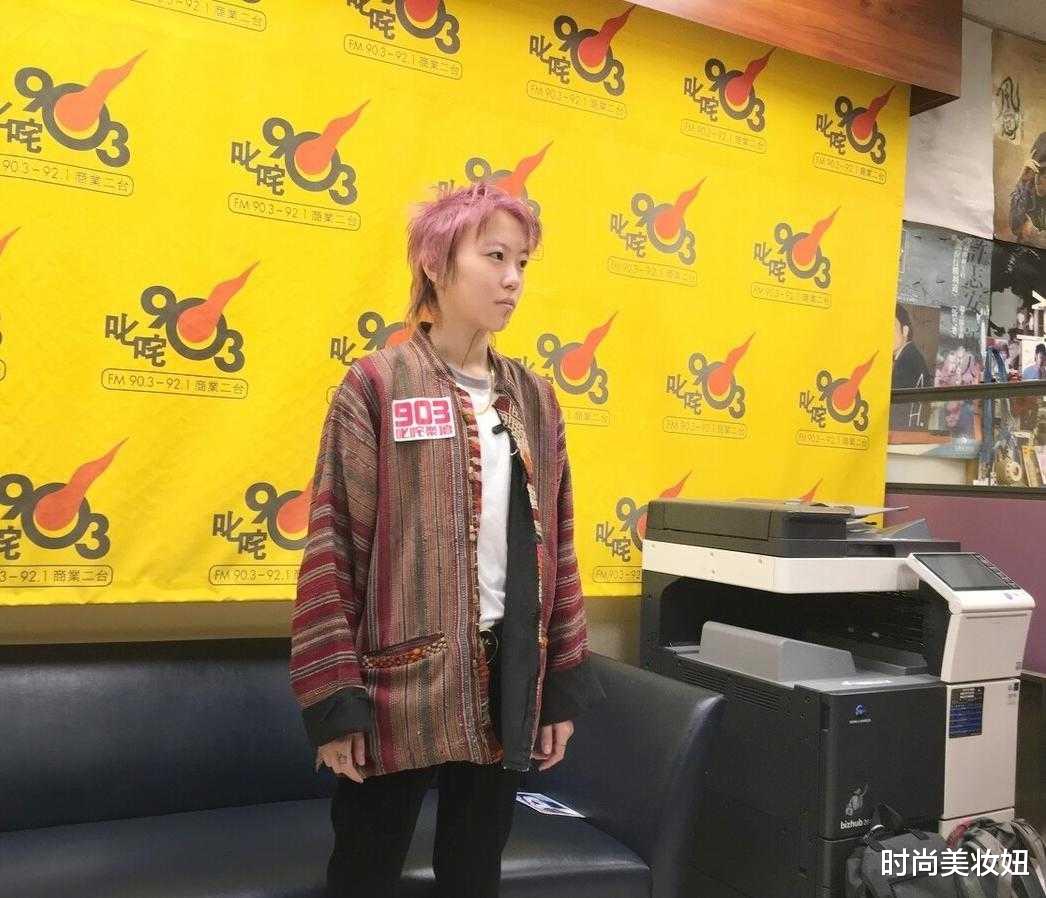 穿衣搭配|窦靖童的时尚真难理解，“禅修”外套配紫色短发，下巴纹身很另类