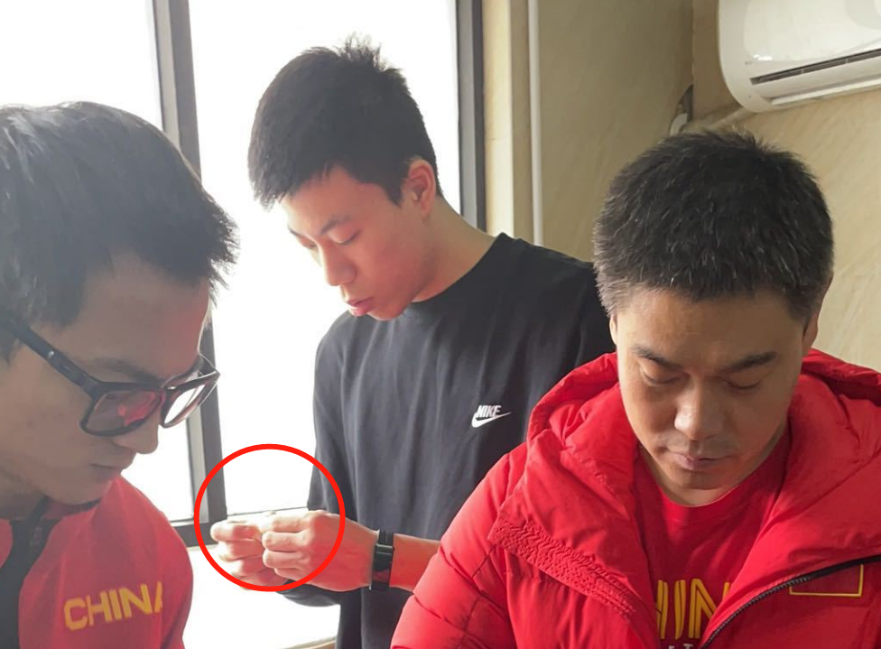 郭艾倫|其樂融融！趙睿、郭艾倫不打算摘帽子了？徐杰、張鎮(zhèn)麟學(xué)習(xí)新技能