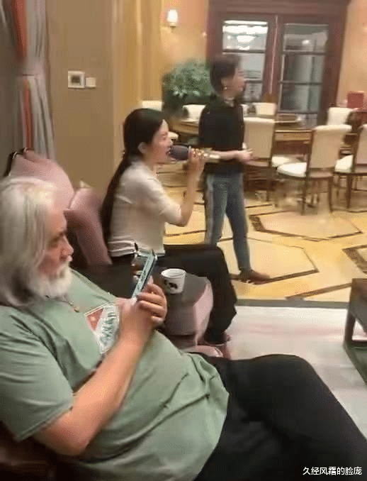 久经风霜的脸庞|张纪中一家四口过圣诞，别墅大到要乘坐电梯，混血儿子帅气露脸