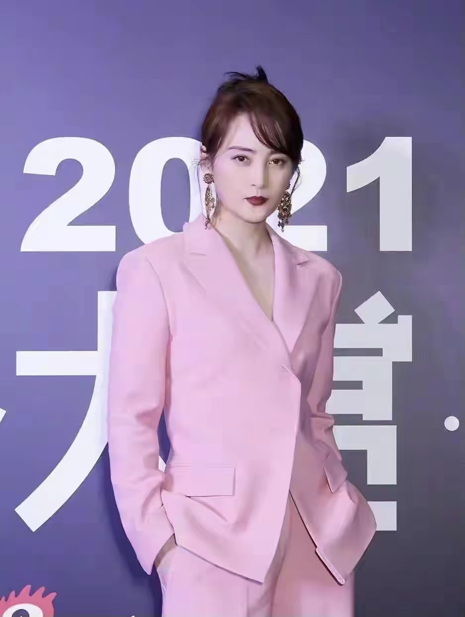 蔡明|最新红毯大赏！蒋勤勤扮嫩失败不如陈数高级，姚安娜剪短发太老气