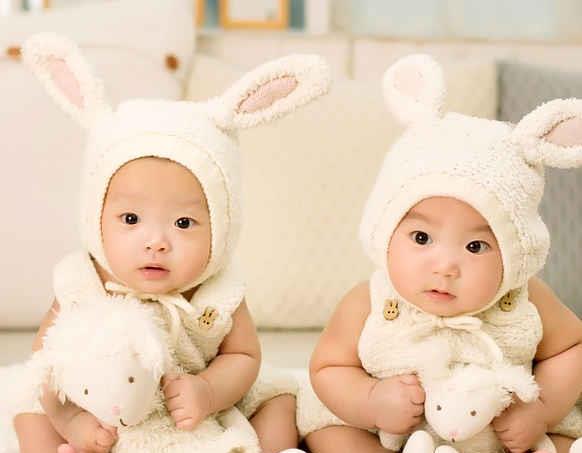 西红柿妈谈育|双胞胎姐妹出生15分钟，妹妹对姐姐这个动作，把在场很多人感动了