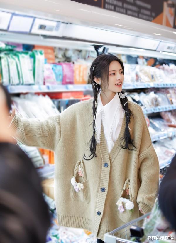 杨超越|杨超越新发型被赞，将蝴蝶珍珠编进麻花辫，不仅娇美，还很显新潮