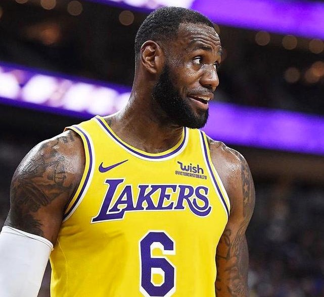 勒布朗·詹姆斯|詹姆斯为何突然更换球衣？名记透露他威胁湖人，想得到科比的地位