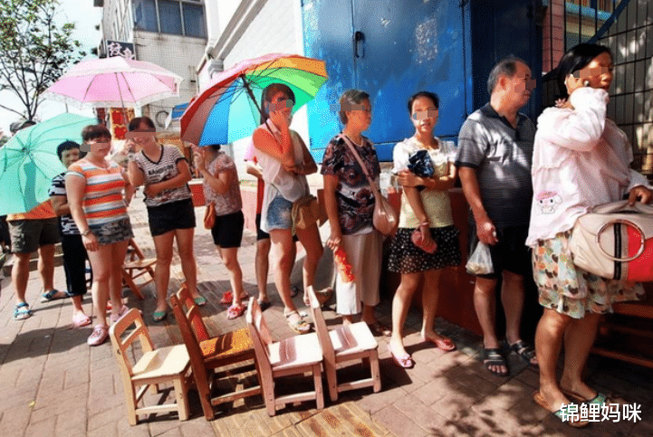 锦鲤妈咪|骑自行车接娃很丢脸？幼儿园门口的“鄙视链”，有必要存在吗？