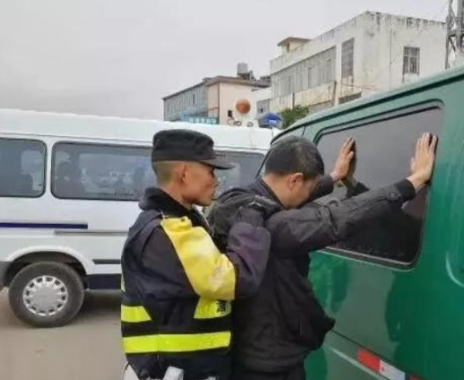 风林火山人 你车在路上跑，你就得听交警的指挥！