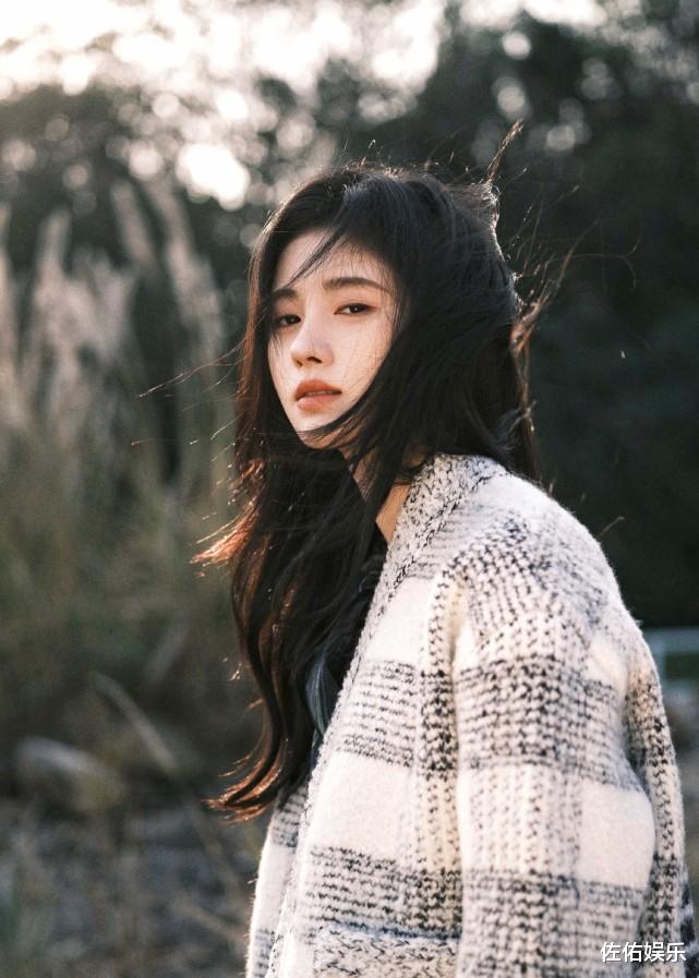 鞠婧祎|鞠婧祎彩排美照曝光,蓝色露肩衬衫搭配牛仔裤,知性性感超惊艳