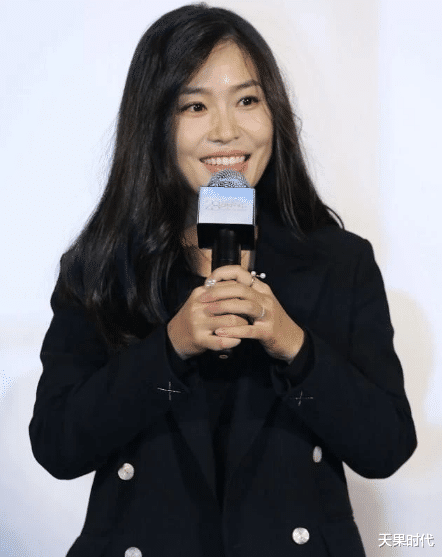 天果时代|张艺谋大女儿气质不俗,与外籍老公一起走红毯,穿印花裙美得大方