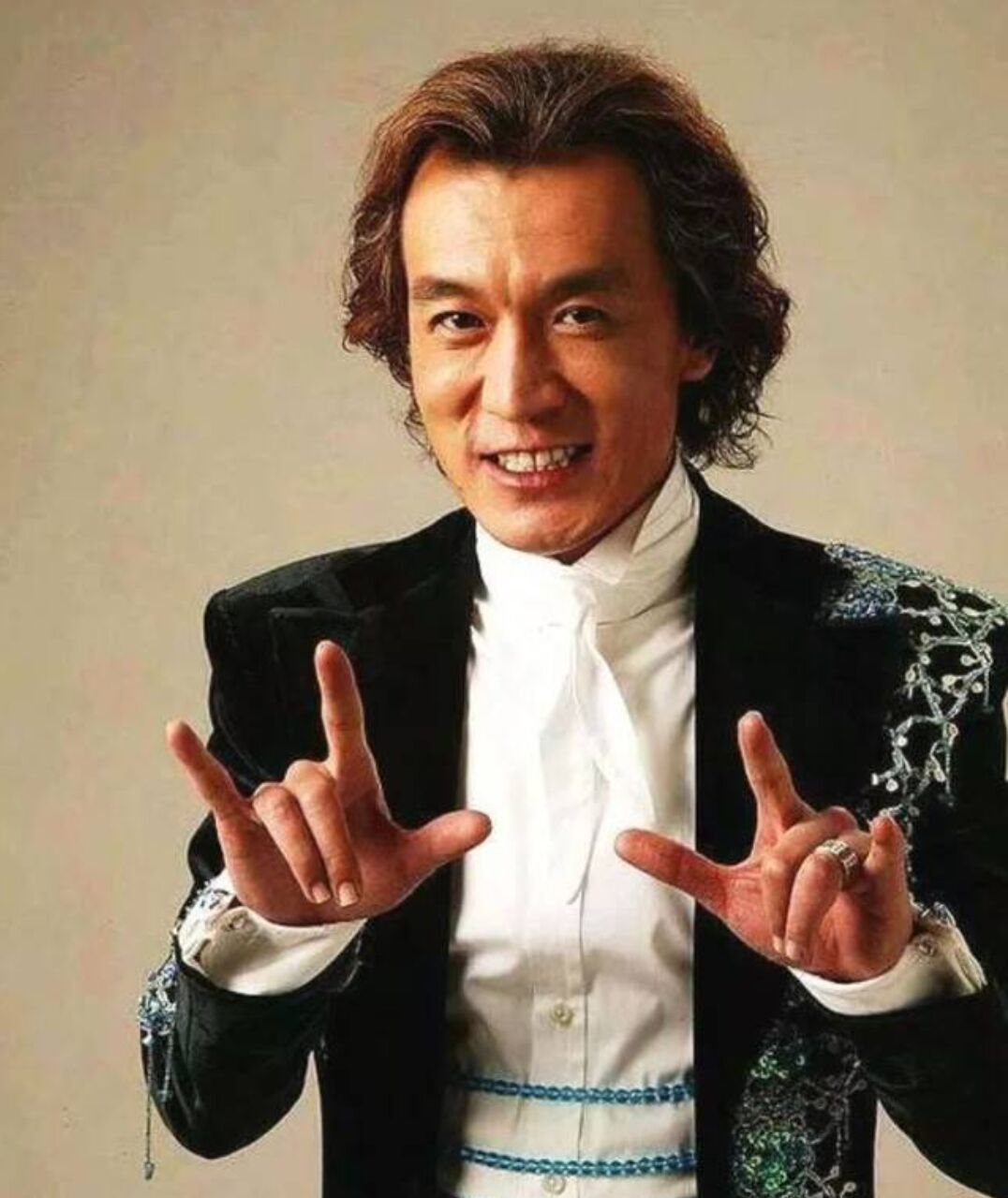 李咏|名主持李咏三周年忌日！哈文捧白花悼念，和法图麦相依为命引泪目