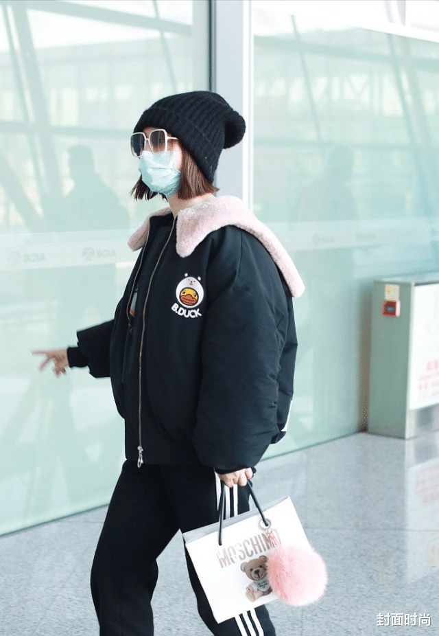 封面时尚 柳岩穿棉服也遮不住好身材,看得出挺丰满的,穿窄腿稍微有点紧绷