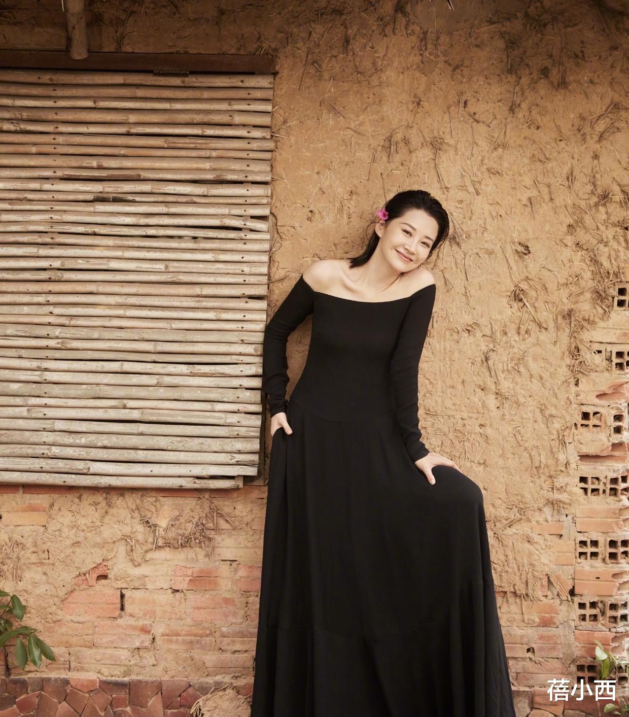 蓓小西|许晴52岁了还是那么任性，穿长款衬衫配牛仔裤，像20几岁的小姑娘