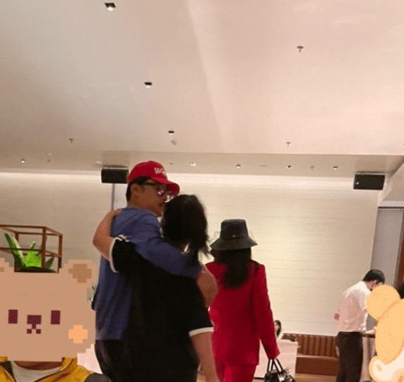 王岳伦|王岳伦搂美女回酒店彻夜未出，去年为“壁咚”道歉的博文已删除