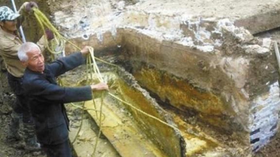 虚拟货币 浙江农民在棺材上睡了30年？老宅重建挖出红棺，专家紧张让人离开