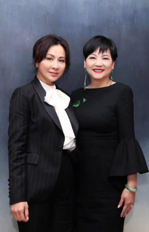 何有强|刘嘉玲造型也翻车？黑色外套配红色连体裤高级洋气，胯宽太真实