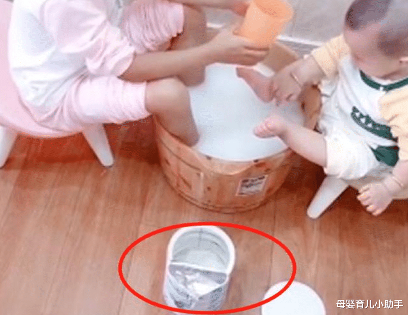 母婴育儿小助手|姐姐带着弟弟做足浴，用了将近一罐奶粉，网友：泡的都是人民币