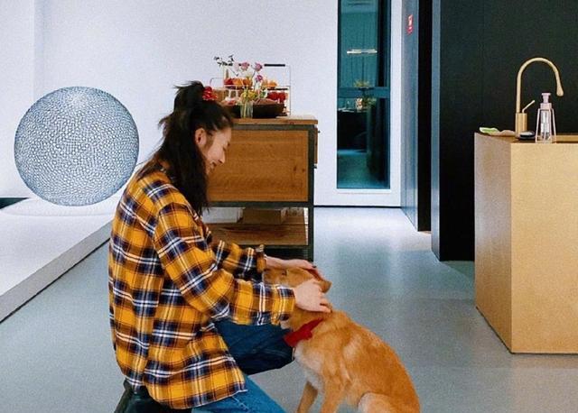 洗发水|超模的时尚我不懂,刘雯西装很高级非搭配油头,全靠气场撑住